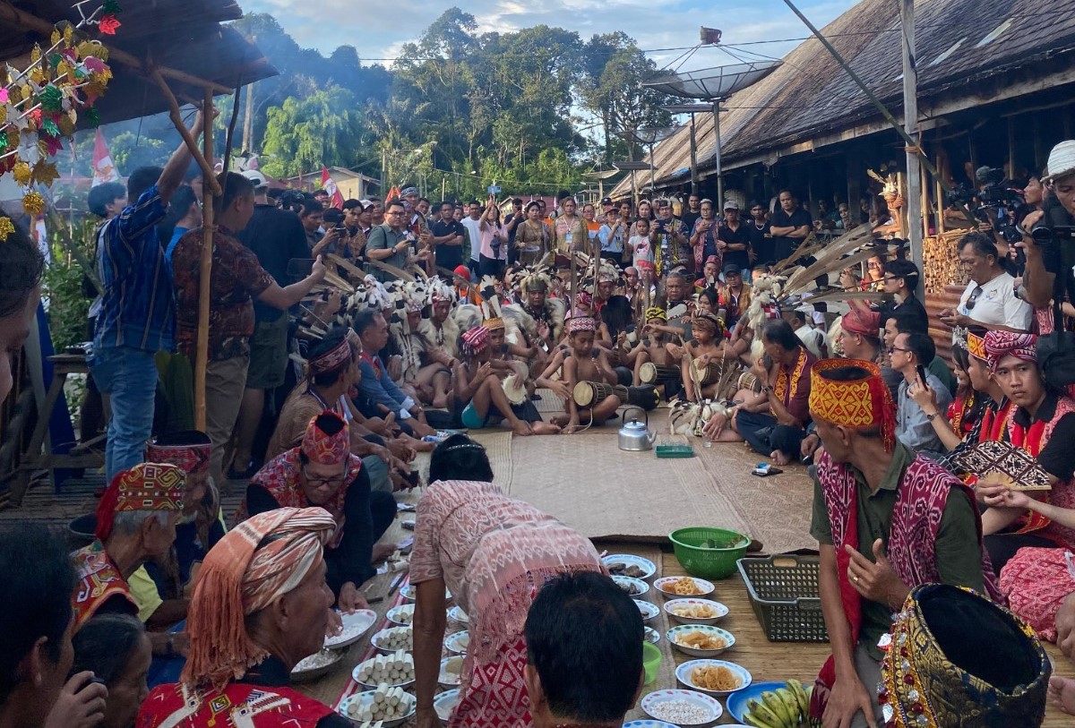 Paradoks Pembangunan dan Nasib Masyarakat Adat di Kalimantan Barat